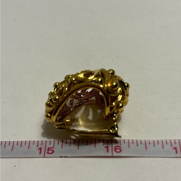 Vintage St John Gold Plated Openwork Clip Earrings 1-1/4” - Picture 10 of 10